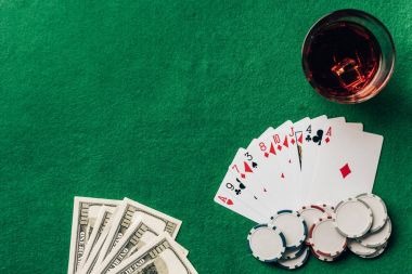 Live Domino QQ table with dealer and player positions visible
